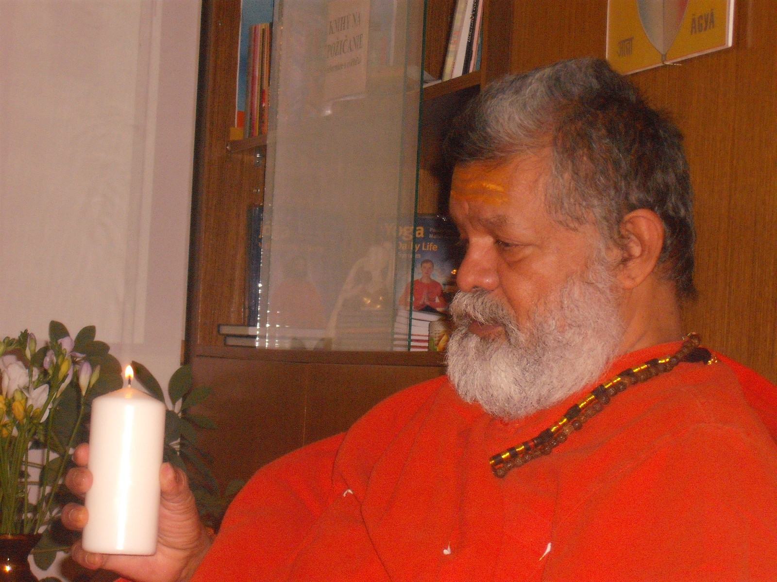 Swamiji light Ganga Barati Kor Debrecen 2014 Nov 10.3